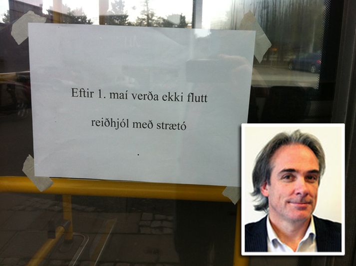 Strætisvagnar Akureyar ætla sér að banna reiðhjól í vögnum sínum. Sett hafa verið upp skilti þess efnis á hurðum strætisvagnanna