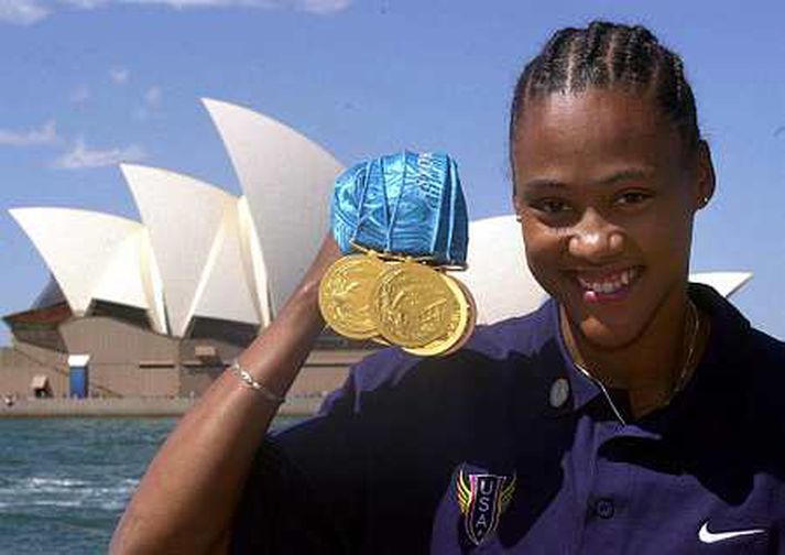 Marion Jones með verðlaunapeningana fimm sem hún hlaut í Sydney.