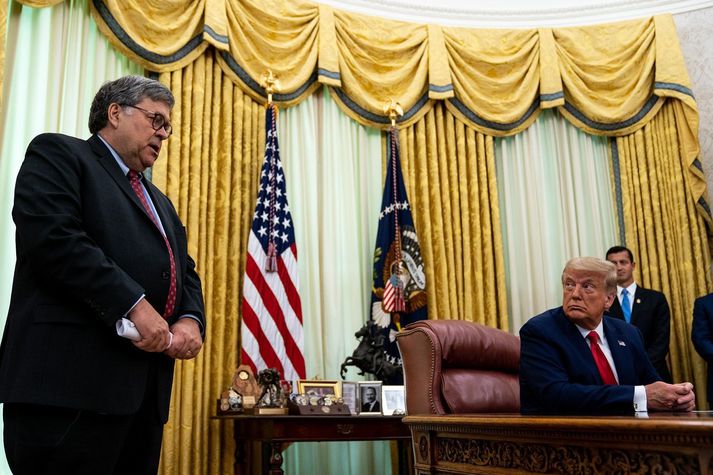 William Barr og Donald Trump. Barr tók við embætti dómsmálaráðherra eftir að Trump rak Jeff Sessions fyrir það að segja sig frá Rússarannsókninni svokölluð.