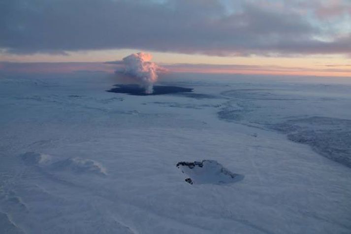 Holuhraun með Urðarháls í forgrunni.