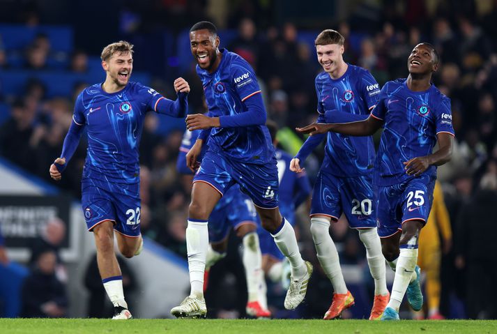 Tosin Adarabioyo (nr. 4) fagnar marki sínu.