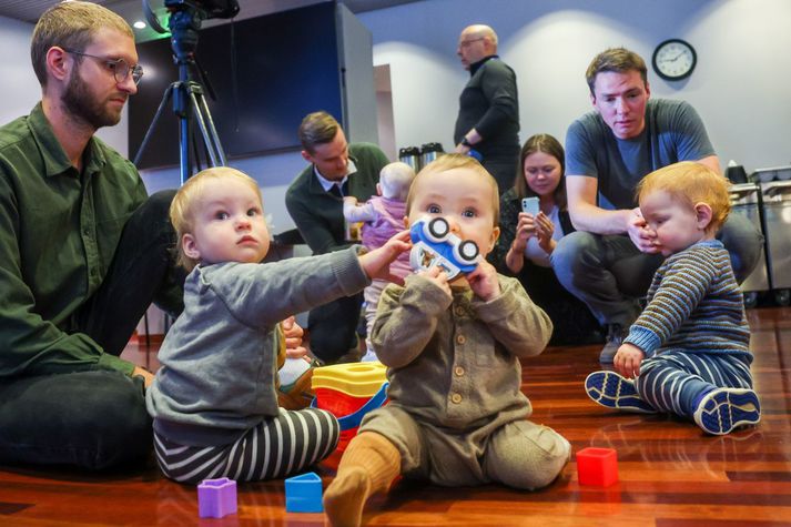 Verði tillagan samþykkt munu foreldrar fá greitt fyrir að vera heima með börnum sínum þegar fæðingarorlofi lýkur.