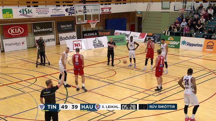 Á myndinni sést að fjórir erlendir leikmenn Tindastóls voru innan vallar á sama tíma, eitt augnablik gegn Haukum. Það er brot á reglum um fjölda erlenda leikmanna í meistaraflokki á Íslandi.