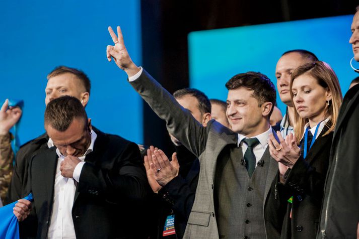 Volodymyr Zelenskiy, myndaður fyrir miðju, er annar forsetaframbjóðenda í Úkraínu.