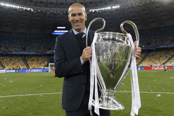 Zinedine Zidane með bikarinn með stóru eyrun sem hann vann þrjú ár í röð sem stjóri Real Madrid.