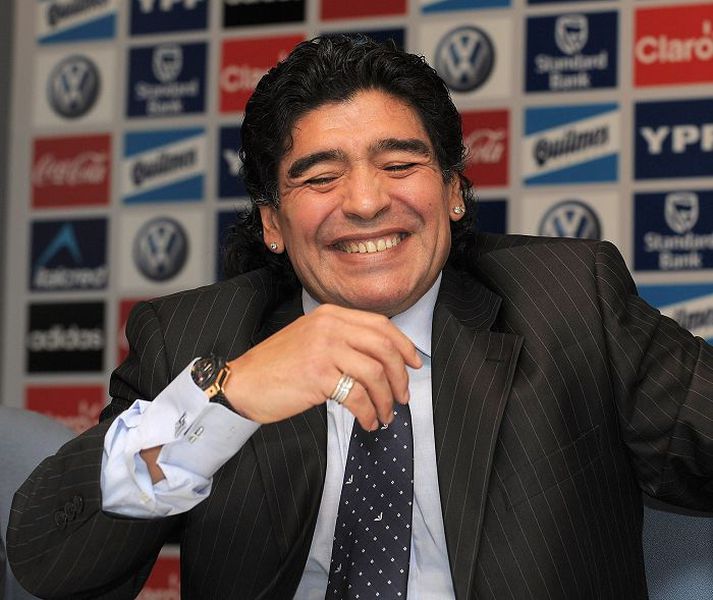 Argentínska knattspyrnugoðsögnin Maradona hyggst bjóða sig fram til forseta FIFA.