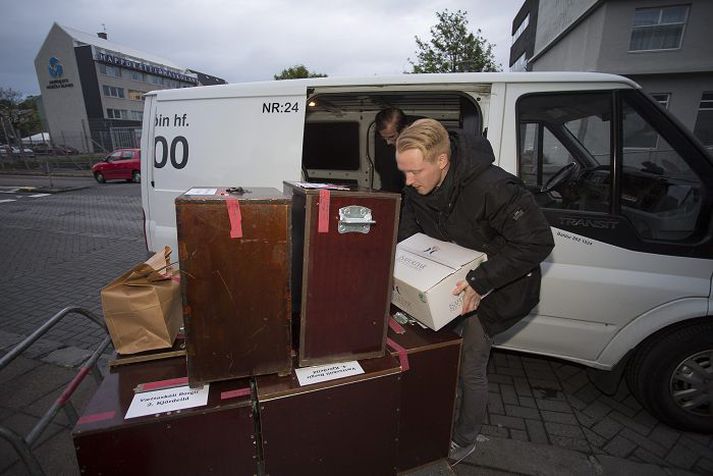 Atkvæði borin inn í ráðhús á laugardag.