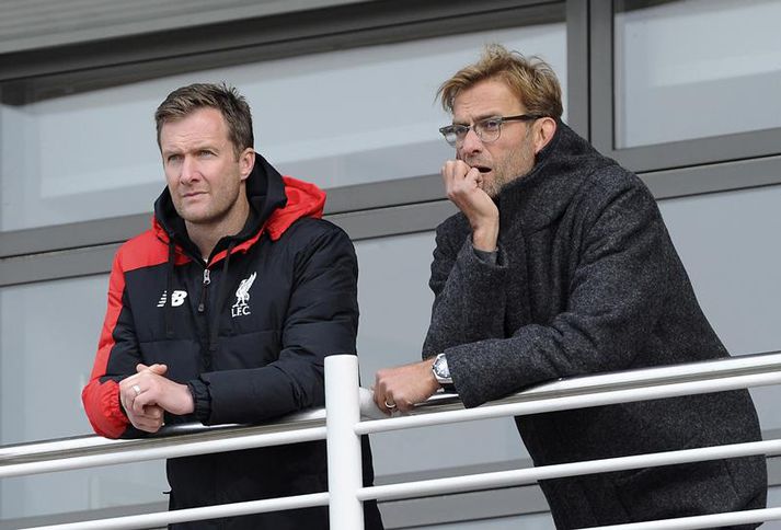 Klopp fylgist með á æfingasvæðinu.