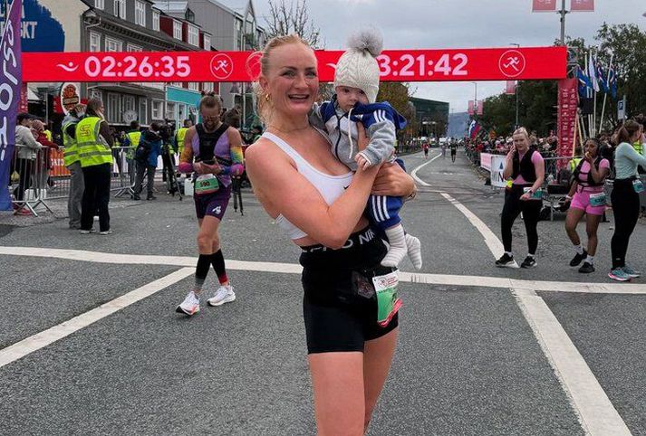 Halldóra Huld Ingvarsdóttir með barnið sitt í fanginu eftir að hafa orðið Íslandsmeistari í maraþonhlaupi síðasta haust.
