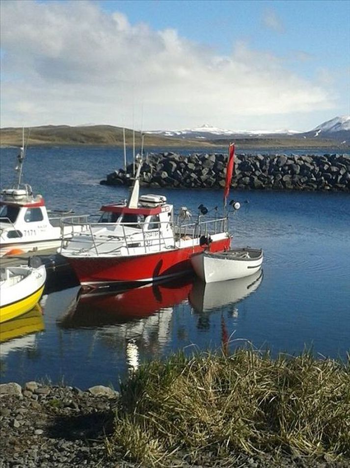 Sæfari er sannkallaður smábátur enda ekki nema um tvö tonn. Hann er hér við hlið Rósu í Brún sem er 6,8 tonn.