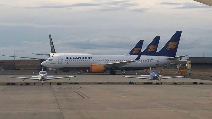 Þrjár af fjórum Boeing MAX-þotum Icelandair saman á flugvellinum á Spáni.