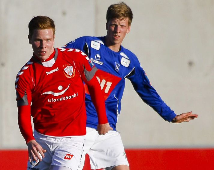 Arnar Sveinn í leik með Val sumarið 2011.