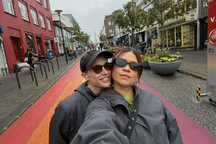 Elliot og Julia á regnbogagötunni á Skólavörðustígnum.