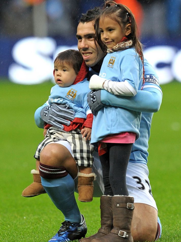 Carlos Tevez mætti með börnin sín á völlinn á dögunum.