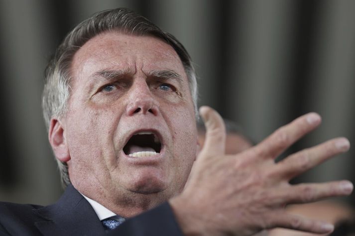 Jair Bolsonaro, fyrrverandi forseti Brasilíu, ávarpaði blaðamann fyrir utan þinghús landsins í dag. Þar gagnrýndi hann harðlega hæstarétt fyrir ákvörðunina. 