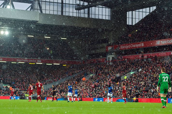 Snjókoma á Gylfa og félaga í leik Everton og Liverpool í vetur.