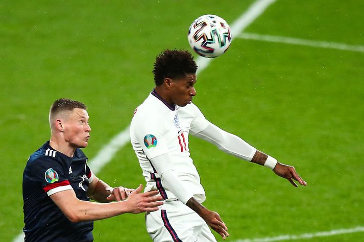 Scott McTominay freistar þess að fylgja félaga sínum Marcus Rashford áfram í 16-liða úrslitin á EM í kvöld. Hér eigast þeir við í leik Skotlands og Englands sem lauk með markalausu jafntefli.