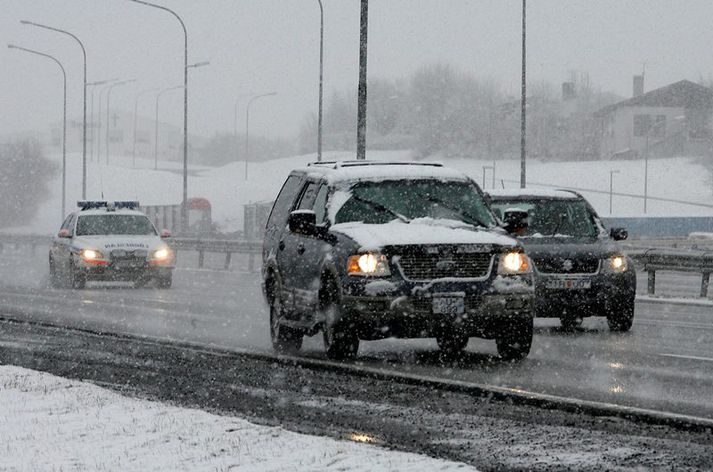 Skömmu eftir klukkan 16 var tilkynnt um að ráðist hafi verið á starfsmann Samgöngustofu með hótanir. Sá var handtekinn og fluttur á lögreglustöð.