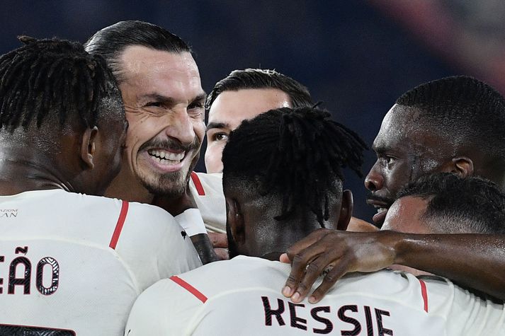 Zlatan fagnar marki sínu í kvöld.