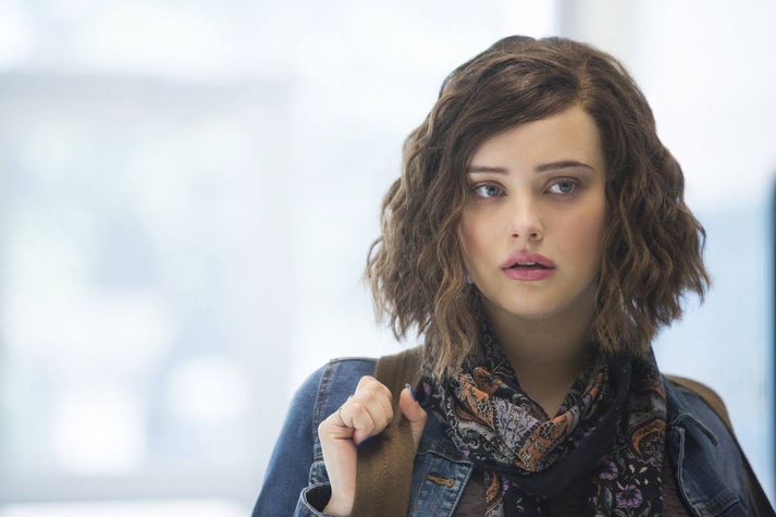 Ástralska leikkonan Katherine Langford fer með hlutverk unglingsstúlkunnar Hönnuh Baker, aðalpersónu þáttanna 13 Reasons Why.