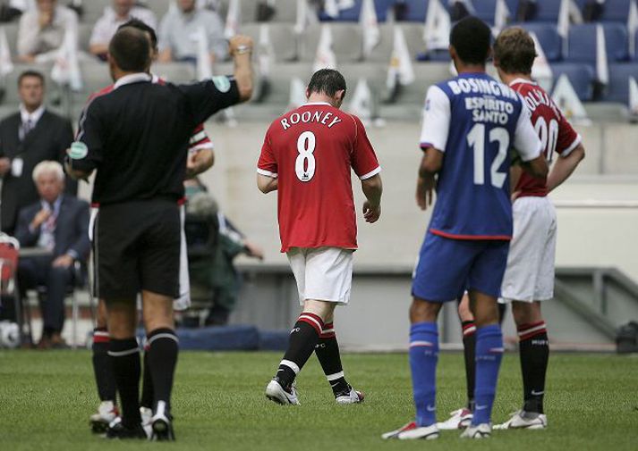 útaf. Rooney fékk beint rautt spjald fyrir olnbogaskot en dómurinn þótti vægast sagt strangur.