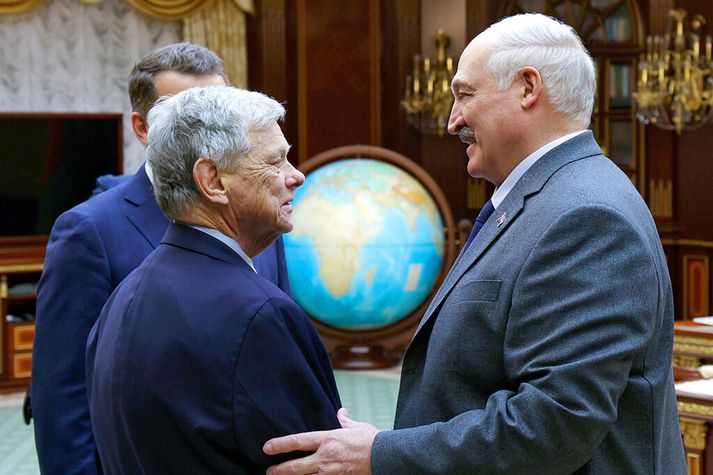 Alexander Lúkasjenkó, einræðisherra i Hvíta-Rússlandi (t.h.), og John Coale, sérstakur erindreki Bandaríkjanna, á fundi í Minsk í gær. 