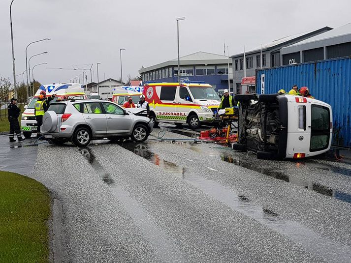 Jepplingur og lítill seindiferðabíll skullu saman á Eyrarvegi.