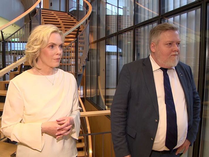 Guðrún og Sigmundur eru ómyrk í máli þegar kemur að afgreiðslu ríkisstjórnarinnar á málinu. 