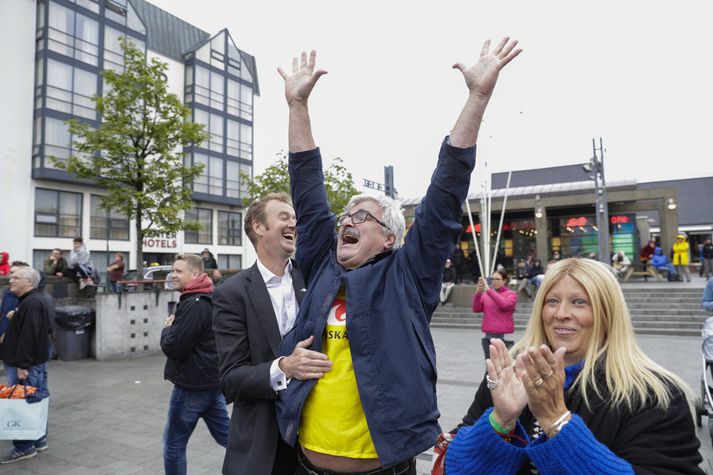 Håkan Juholt fagnaði ógurlega í leikslok þegar ljóst var að Svíar væru komnir með farseðilinn í átta liða úrslitin. 