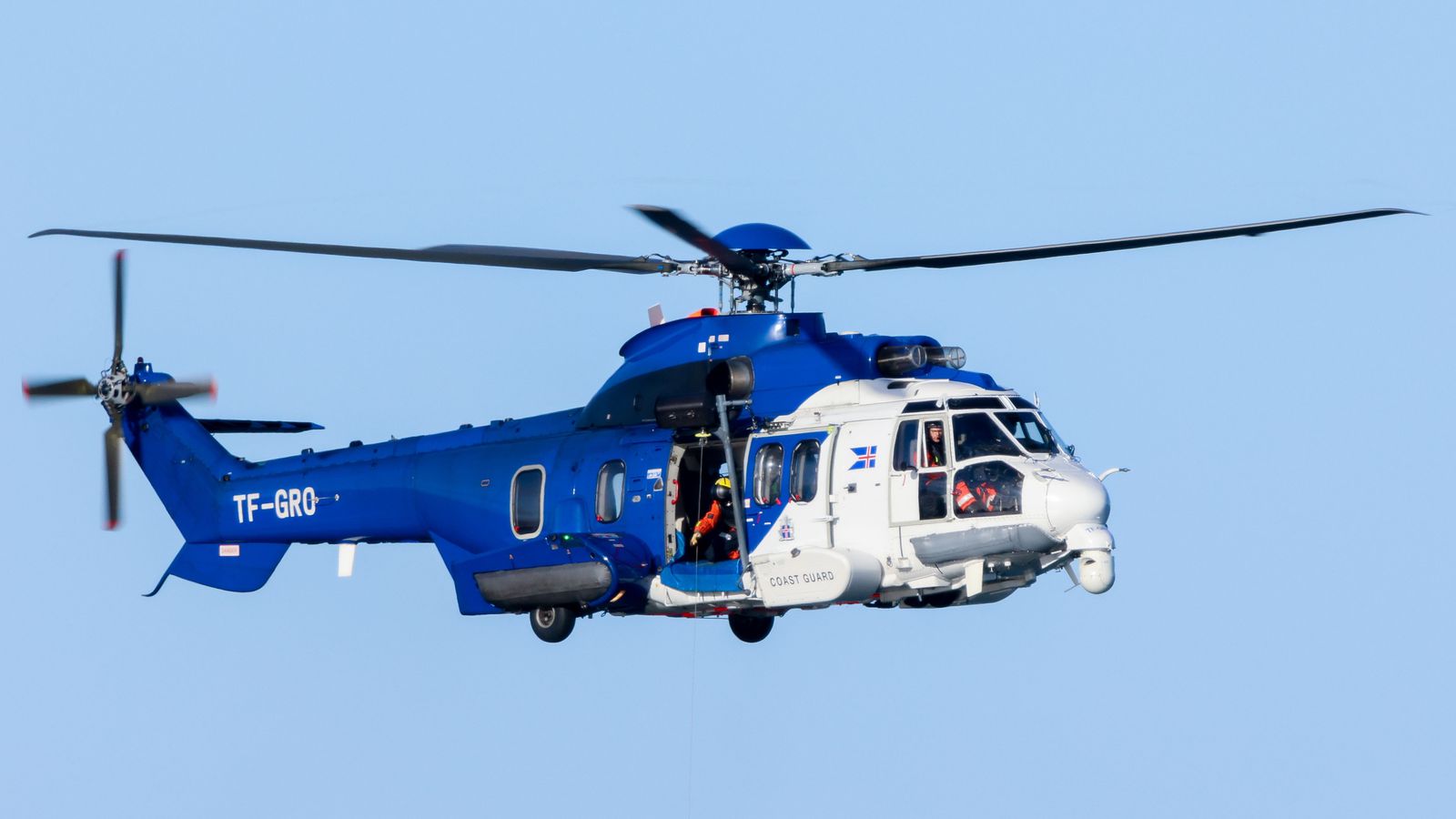 Halda á­fram um­fangs­mikilli leit að ferða­manni við Háa­foss