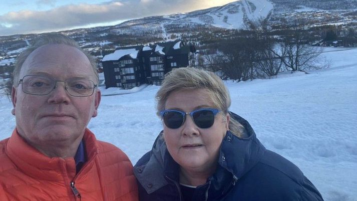 Erna Solberg birti þessa mynd af sér og eiginmanni sínum Sindre Finnes í Geilo helgina sem fjölskyldan fagnaði sextugsafmæli hennar. 