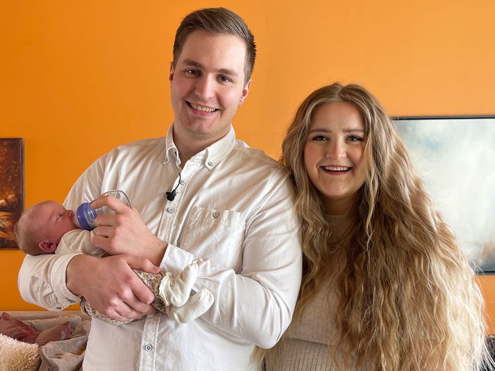 Foreldrarnir Þórey Erla Erlingsdóttir og Alexander Ottó Þrastarson ásamt Rebekku Rún litlu.