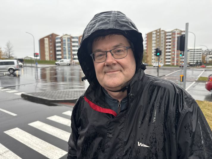 Erlendur S. Þorsteinsson býr í Kópavogi.
