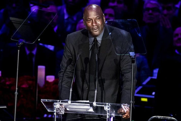 Michael Jordan flutti tilfinningaþrungna ræðu á minningarathöfn um Kobe Bryant í Staples Center á síðasta ári.