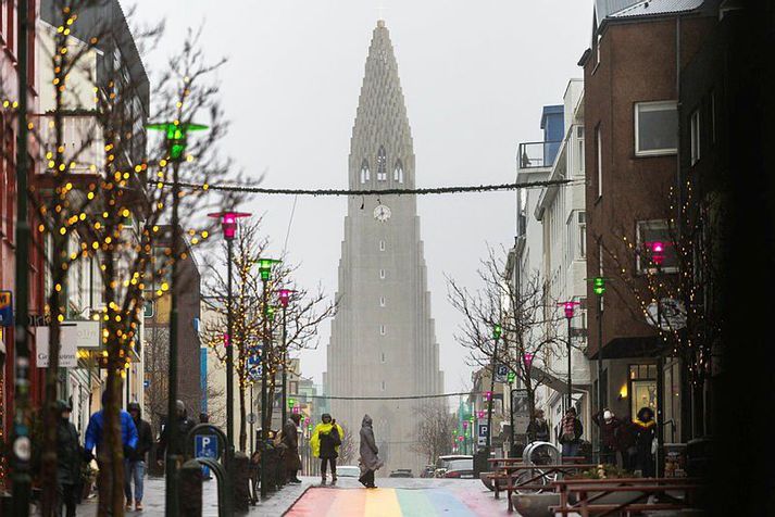 Ferðamenn í vætuveðri í miðbænum.