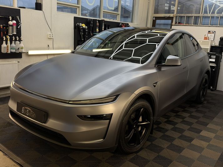 Lakkvarnarfilma, eða Paint Protection Film (PPF), er gegnsæ plastfilma sem lögð er á yfirborð bílsins og virkar eins og ósýnileg brynja. „Við bjóðum upp á eina þá fullkomnustu sem völ er á: Kavaca PPF frá Ceramic Pro,“ segir Kristinn Sigurjónsson, eigandi Bónsvítunnar.