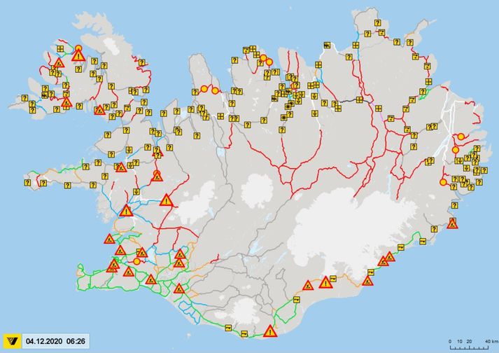 Kort Vegagerðarinnar yfir færð á vegum nú rétt fyrir hálfsjö.