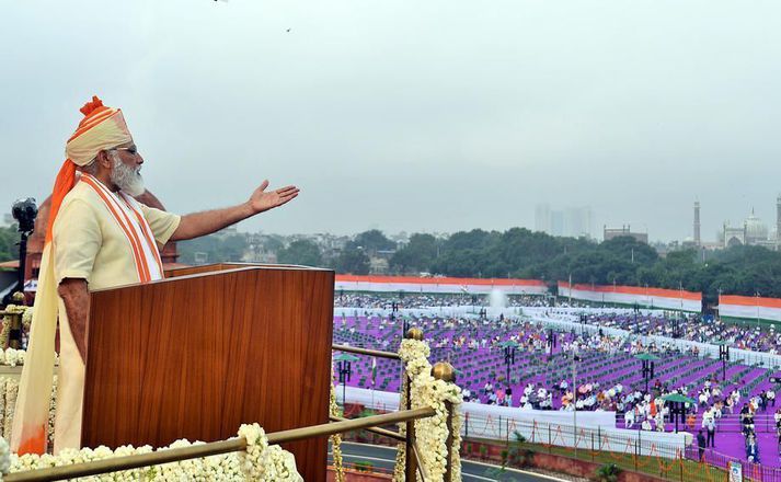 Narendra Modi forsætisráðhera Indlands kynnir nýjar aðgerðir til að stemma stigu við útbreiðslu og afleiðingum kórónuveirunnar.