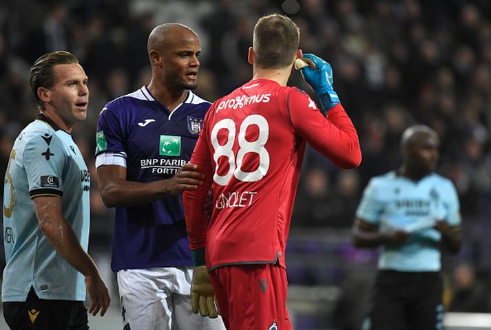 Kompany spjallar við Mignolet.