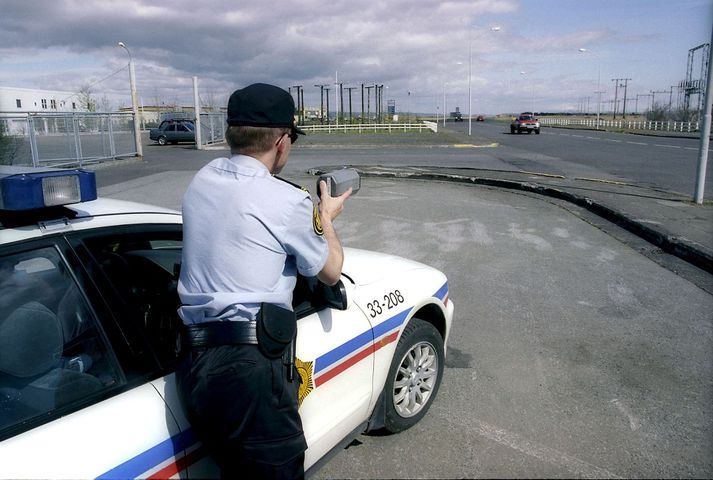 Lögreglumaður við hraðamælingar.