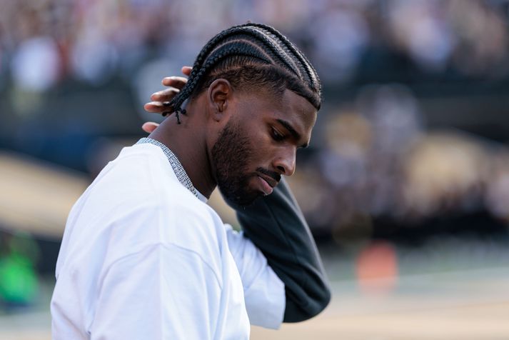 Shedeur Sanders fékk loksins að spila í NFL-deildinni eftir að hafa beðið eftir tækifærinu alla leiktíðina en þá gerðust slæmir hluti heima hjá honum.