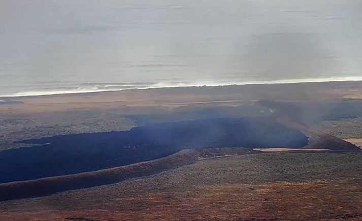 Skjáskot úr vefmyndavél Vísis af Húsafelli. Þarna má sjá hvernig hraunið hefur flætt í átt að Suðurstrandavegi.