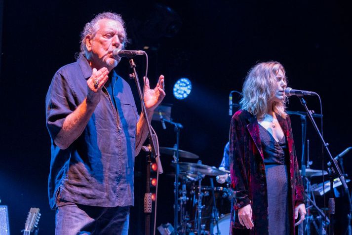 Robert Plant og Suzi Dian syngja hér á tónleikum Saving Grace um mitt síðasta ár.