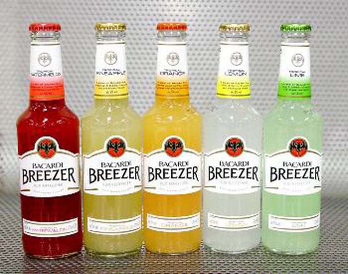 Litríkir, sykraðir og áfengir. Alkóhólgos á borð við Bacardi Breezer er þyrnir í augum breska heilbrigðisráðherrans. 