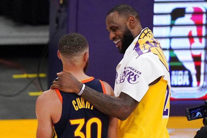 LeBron James var brosmildur þegar hann ræddi við Stephen Curry eftir sigurinn.