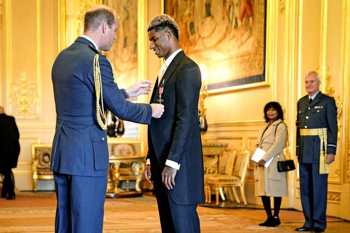 Marcus Rashford fær hér MBE orðuna frá Vilhjálmi prins.