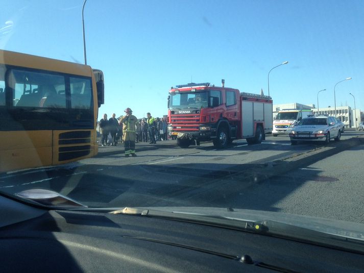 Slökkviliðið að störfum á vettvangi.