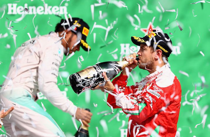 Lewis Hamilton og hinn umdeildi Sebastian Vettel á verðlaunapallinum.