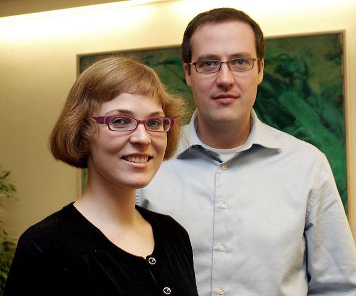 Starfsmannaskrifstofu Hrund Sveinsdóttir og Sverrir Jónsson eru sérfræðingar á starfsmannaskrifstofu fjármálaráðuneytisins. Hrund segir að þegar liggi fyrir niðurstöður úr könnun sem verið er að gera meðal forstöðumanna ríkisstofnana verði línur lagðar um til hvaða aðgerða verði gripið þar sem úrbóta er talið þörf. 