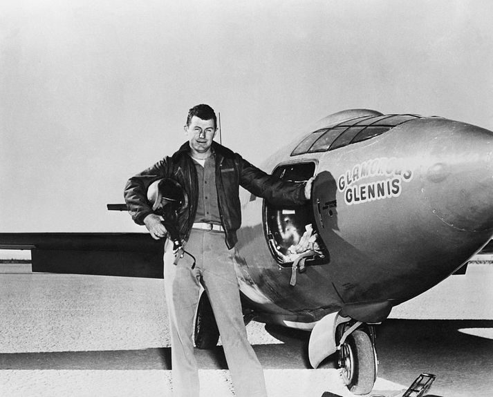 Chuck Yaeger hjá Bell X-1 vélinni árið 1947.